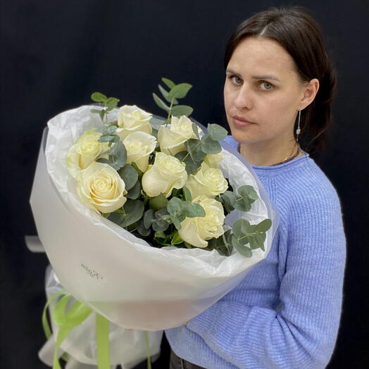 Букет из белых роз и эвкалипта