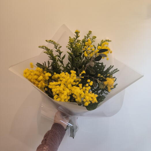Авторский букет Итальянская весна с итальянской мимозой ветками фейхоа и солидаго