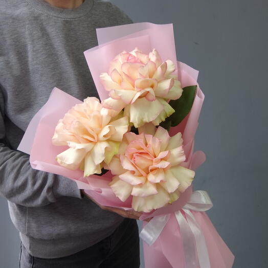 Французские розы | Букет из 3 нежных французских роз Эсперансе в розовом оформлении