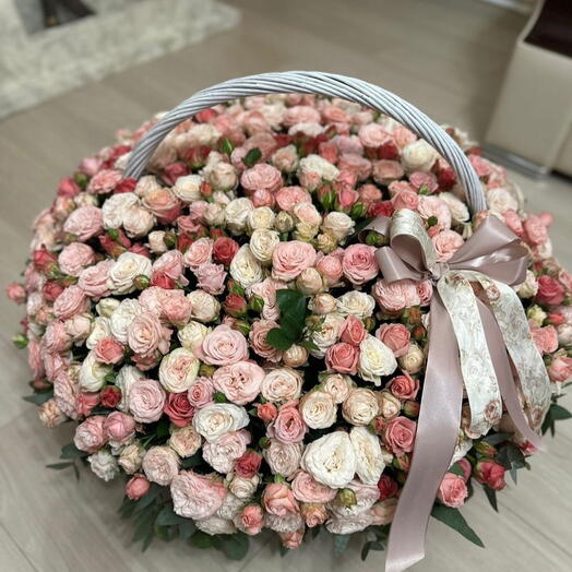Кустовые розы корзине