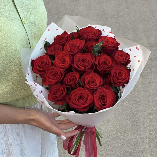 19 алых роз