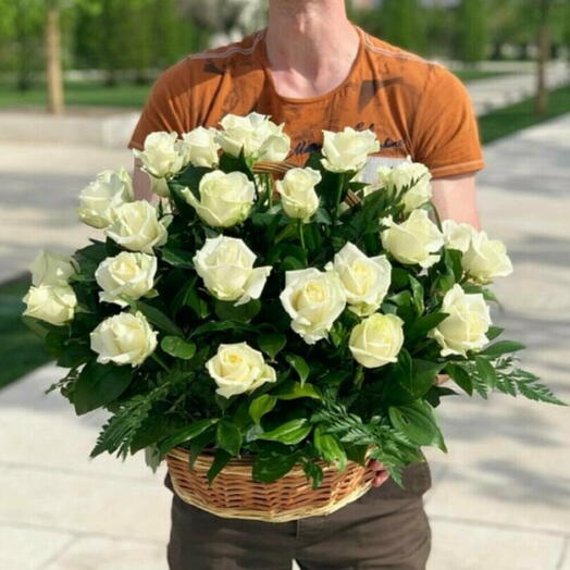 25 белых роз с зеленью в корзине