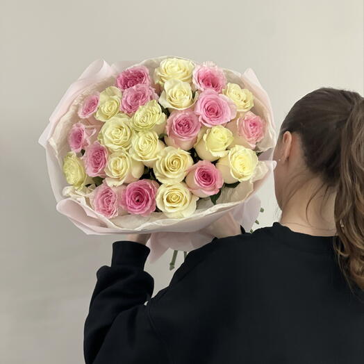 Букет из 25 розовых и белых роз