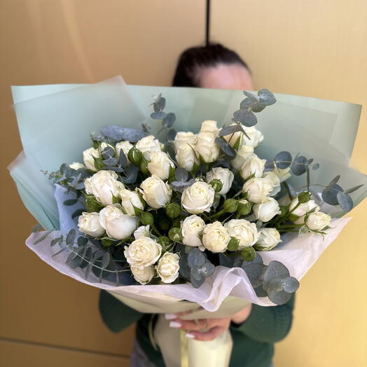 Акция️🌸 Букет из белых кустовых роз с эвкалиптом