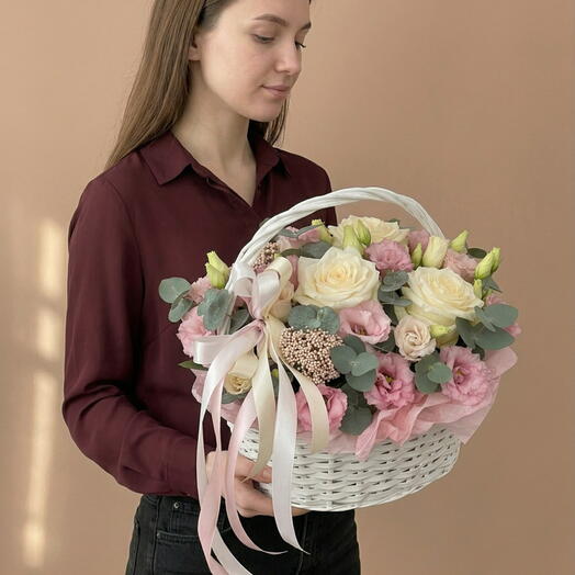 Корзина с пионовидной розой, эустомой и эвкалиптом