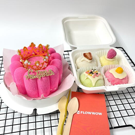 Муссовый бенто торт с короной и пироженными Моти на день рождения