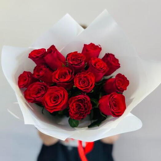 15 красных роз в белом оформлении ♥️