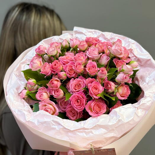 Нежно розовые кустовые розы букет