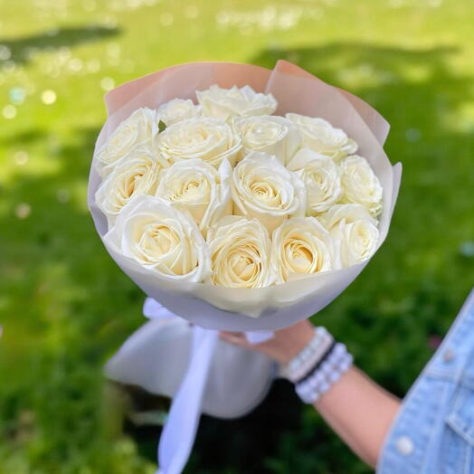 Snow White Elegance – Premium White Rose Bouquet