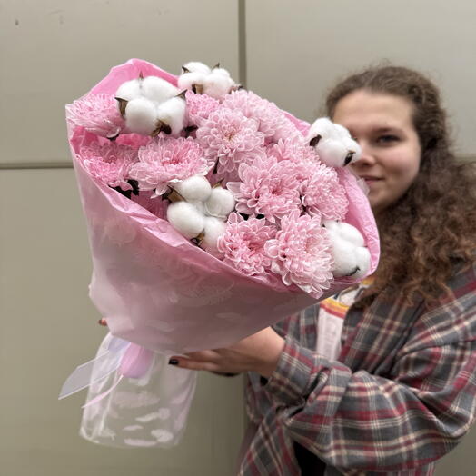 Букет из розовых кустовых хризантем с хлопком + сладкий подарок 🎁