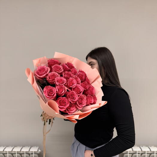 25 розовых роз