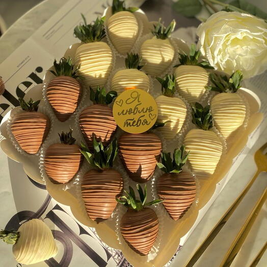 Chocolate-Dipped Strawberries "I Love You"