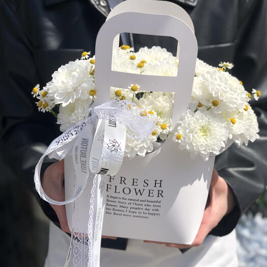 💭💭💭Сумочка fresh flowers с хризантемой и матрикарией