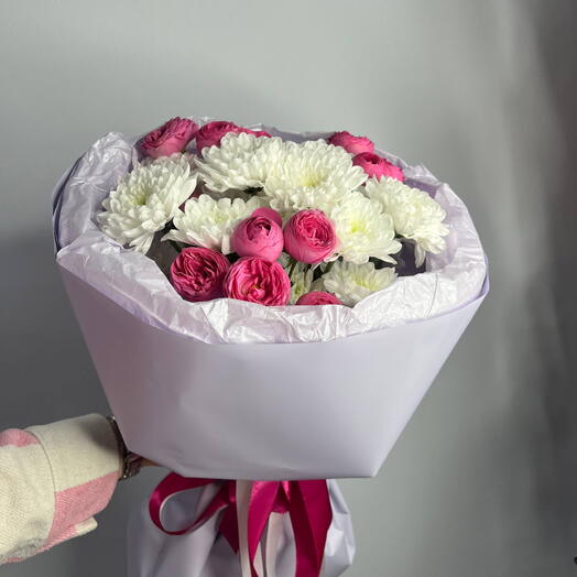 Букет из кустовых роз и хризантемы