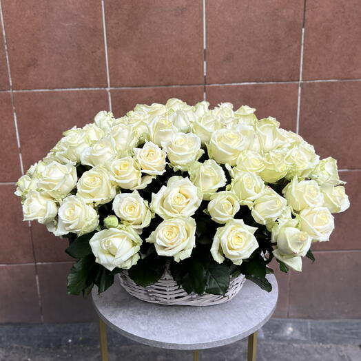 Корзина белых роз 79