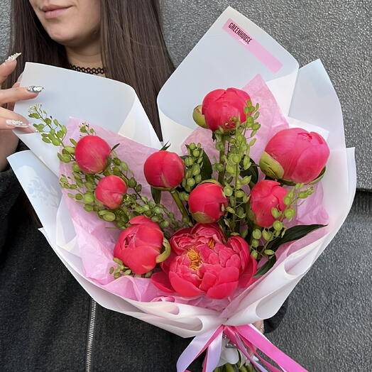 Моно букет в коробке: коралловый пион Корал Шарм (Корал Сансет) 9 шт, зелень монеточка