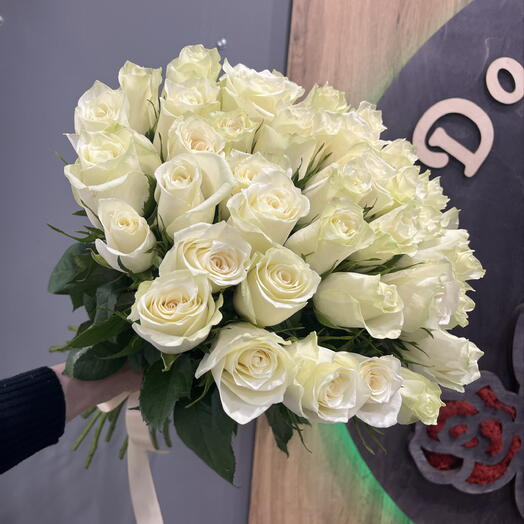 39 белых роз 50 см