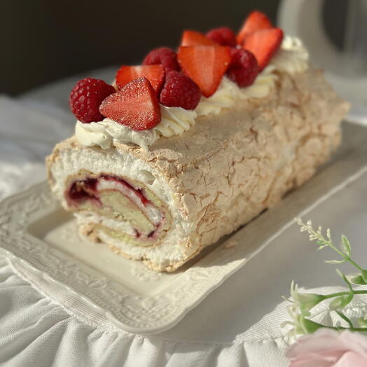 Меренговый рулет фисташковый с малиной