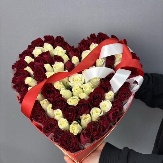 Коробка сердце из красно белых роз