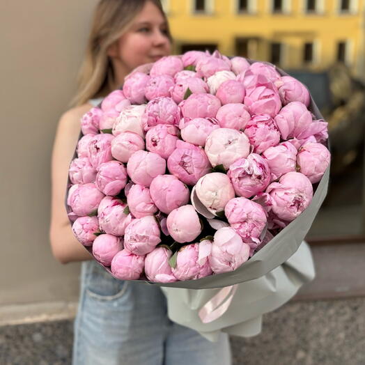 Шикарный букет из 51 розового пиона