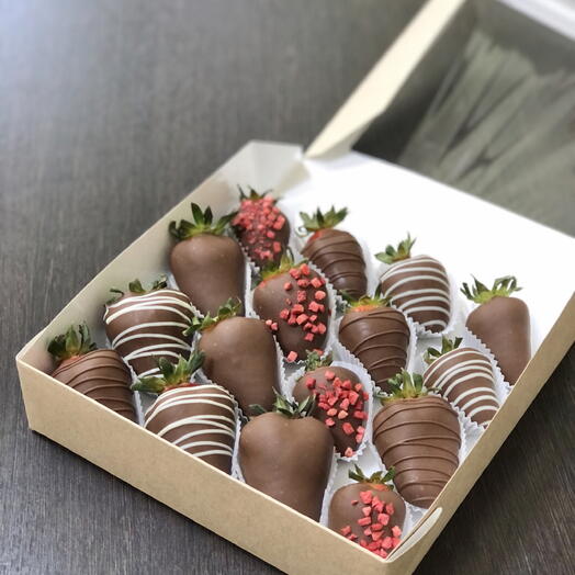 Клубника в молочном шоколаде 16 шт