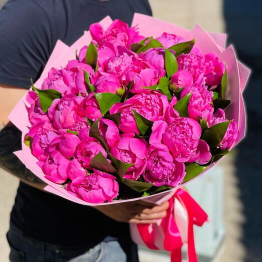 Букет из 35 ярко-розовых пионов