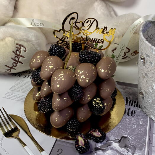 Тортик из клубники в бельгийском шоколаде Callebaut 27 шт.. Подарочный набор 2020. Leora chocolate