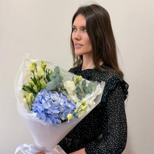 Букет с гортензией и эустомой