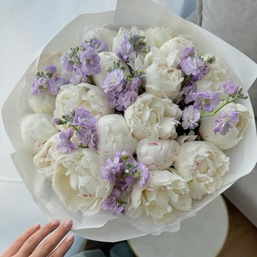 Белые пионы и сиреневая маттиола