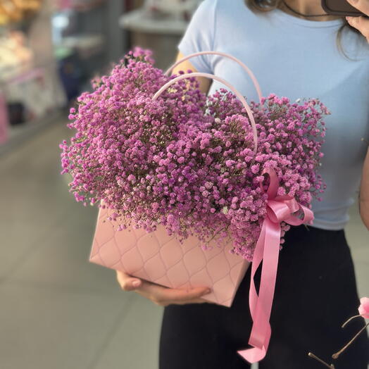 Композиция из гипсофилы в сумочке