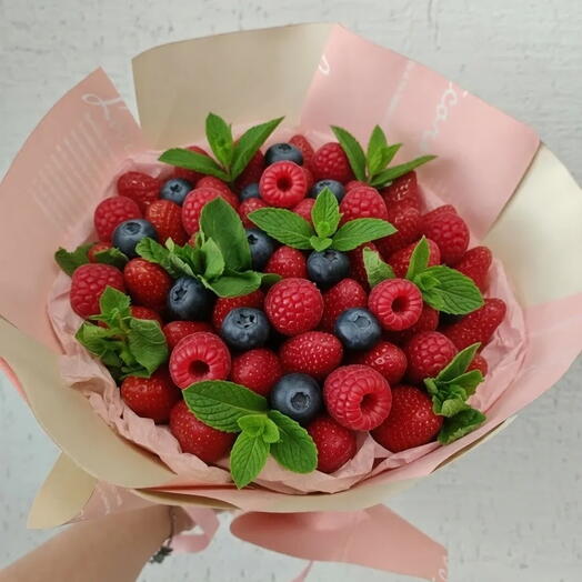 Букет из ягод с малиной, голубикой и клубникой