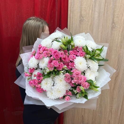 Букет из кустовых роз и альстромерии