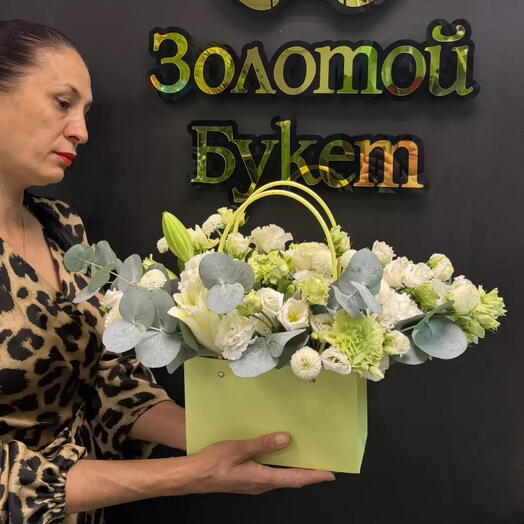 Композиция из цветов в сумке 💚