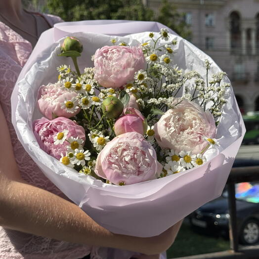 Букет из кустовых пионов и ромашек