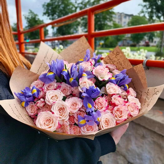 Букет кустовых роз с ирисами