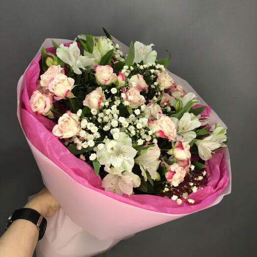 Букет с кустовыми розами,альстромерией и гипсофилой🌸