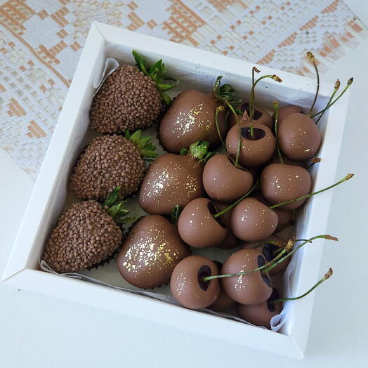 Клубника и черешня в шоколаде