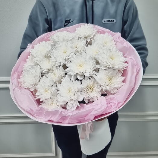 Белая кустовая хризантема в дизайнерской упаковке