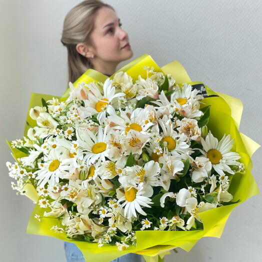 Полевая симфония: ромашки, альстромерии, танацетум