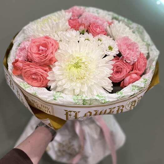 Букет с одноголовой хризантемой и кустовыми розами