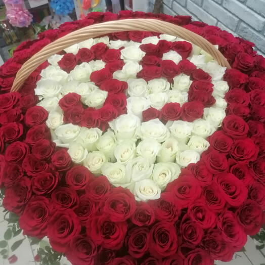 Сердце из роз в корзине