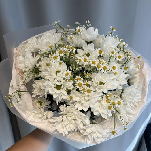 Букет с ромашкой и кустовой хризантемой