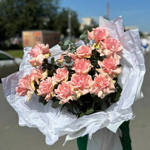 Моно букет с французскими розами и эвкалиптом
