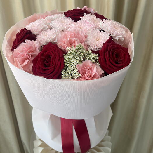 Красные розы с персиковой хризантемой и диантусами🌹