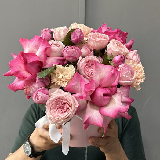 Композиция в шляпной коробке с розами 💝