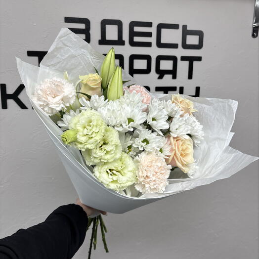 Букет с ромашками и лилией