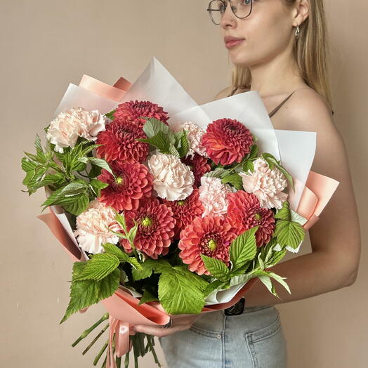 Яркие георгины с диантусами