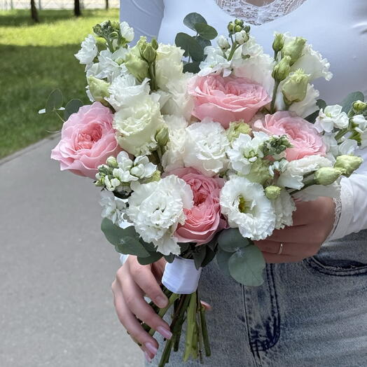 Букет невесты с эустомой, розой и маттиолой