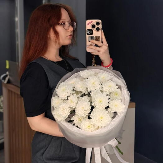 Белый пышный букет из кустовых хризантем