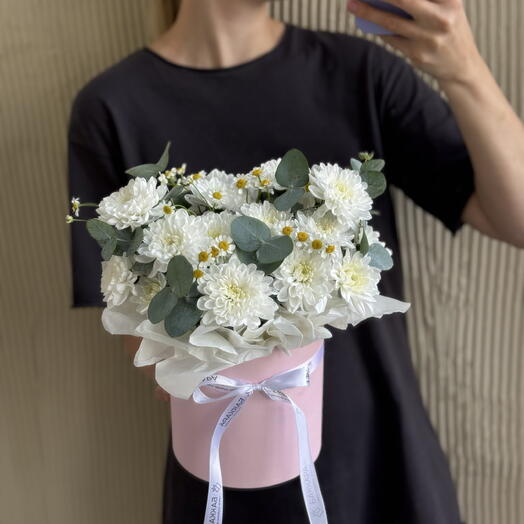 Шляпная коробка с хризантемой, танацетумом и эвкалиптом